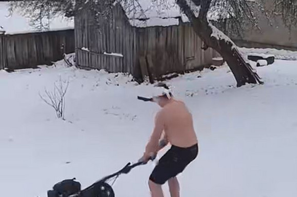 ŠTA RADE OVI LJUDI?! Svi gledaju ovaj snimak iz Užica i krste se: Sneg napadao, oni goli do pojasa, uzeli mašine i rade ovo (VIDEO)