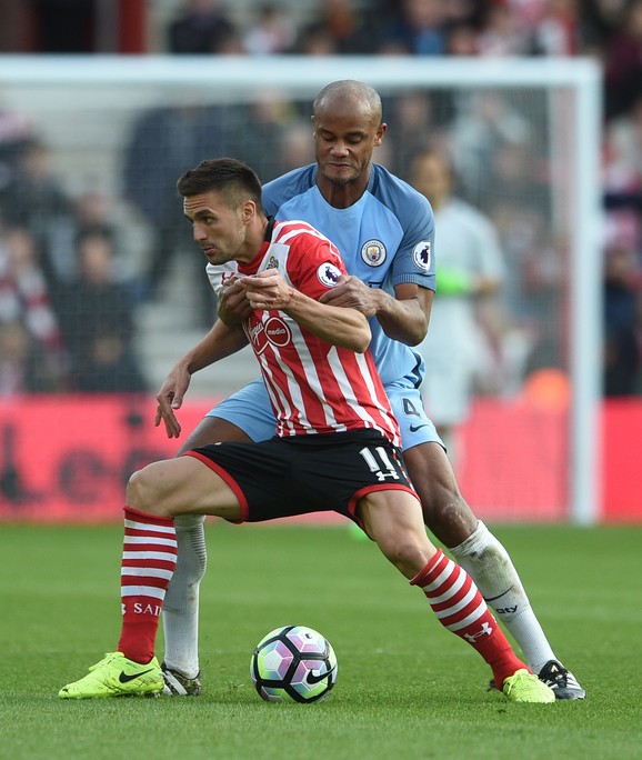 Dušan Tadić u duelu sa Kompanijem (Mančester siti)