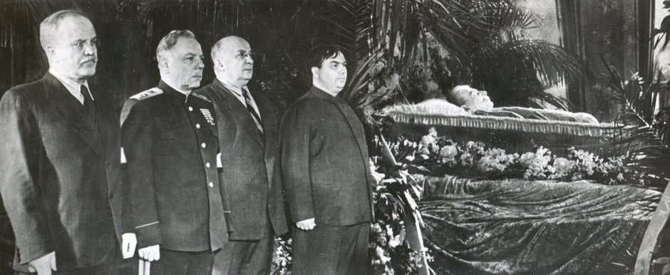 Dygnitarze sowieccy przy trumnie z ciałem Józefa Stalina w moskiewskim Domu Unii, 8 marca 1953 r.