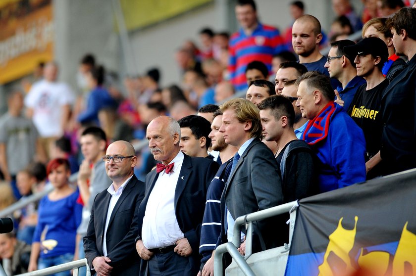 Janusz Korwin-Mikke w młynie fanów na meczu Piast - Legia!