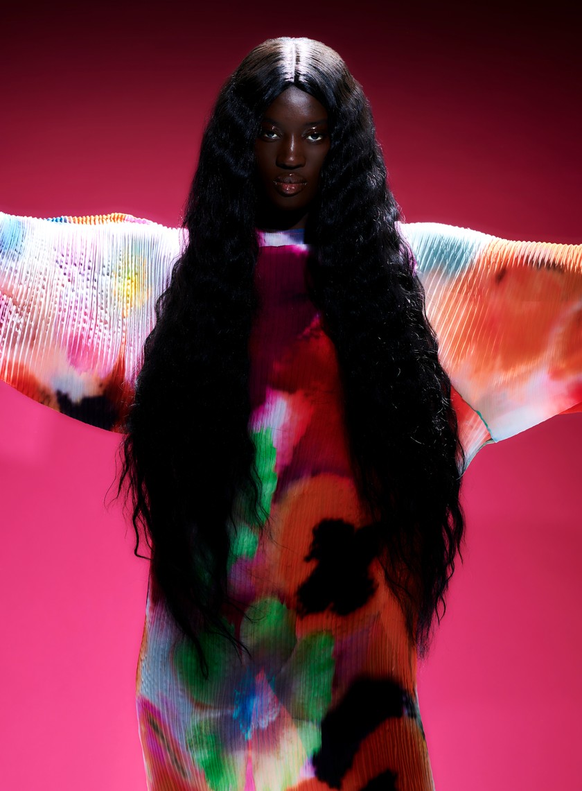 JULIA HEUER Knielanges Plisseekleid mit Blumenprint und langen Glockenärmeln.