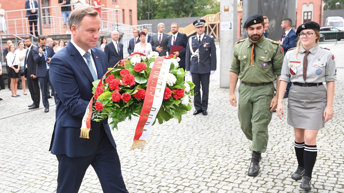 - Z wielkim szacunkiem chcę pochylić głowę przed pamięcią Lecha Kaczyńskiego i przed tymi, którzy przyczynili się do stworzenia Muzeum Powstania Warszawskiego - powiedział <a href="https://wiadomosci.onet.pl/tylko-w-onecie/prezydent-wraca-na-lono-pis/b4e2xsn" id="15bcae67-52a3-4193-aa79-3c536e93e9f3">prezydent Andrzej Duda</a> podczas spotkania w Muzeum Powstania Warszawskiego.