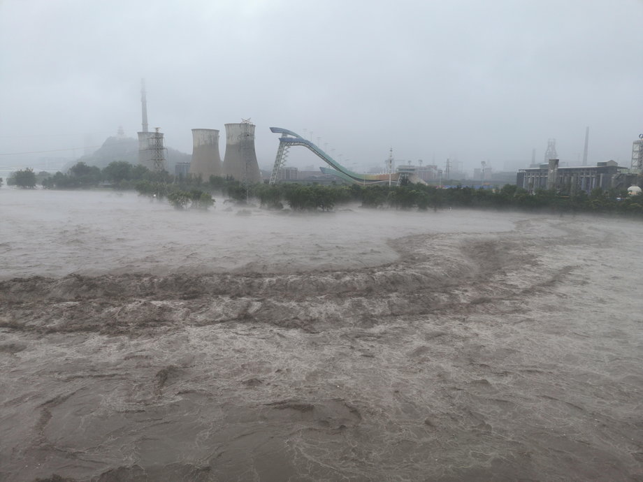 Wody powodziowe przepływają przez most Shougang po wylaniu rzeki Yongding w Pekinie, Chiny, 1 sierpnia 2023 r.