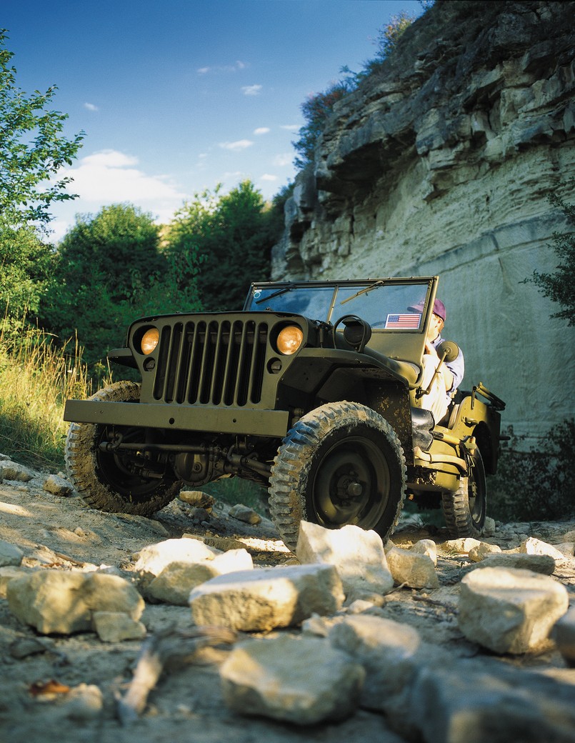 Pojazd jest oparty na konstrukcji wojskowego samochodu terenowego Willys Quad zbudowanego w 1941 roku dla armii amerykańskiej przez Willys-Overland i jest "przodkiem" pierwszego cywilnego modelu Jeepa, CJ-2A.