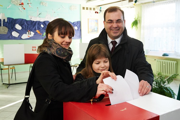 Kandydat na prezydenta Gdańska Andrzej Jaworski z żoną Dorotą i córką Alicją głosują w lokalu wyborczym w Szkole Podstawowej nr 81 w Gdańsku