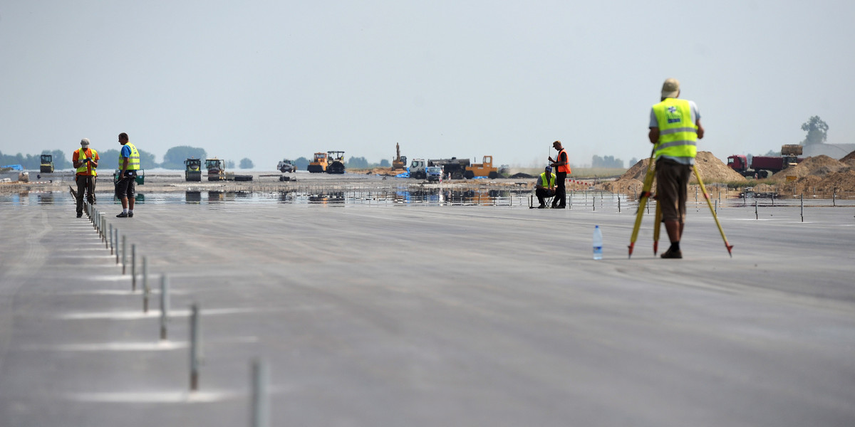 Budowa pasa startowego w Modlinie - 2011 r.