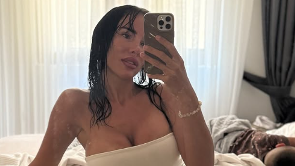 Aleksandra Nikolić u uskoj haljini sa mokrom kosom: Ovako se slikala u ogledalu