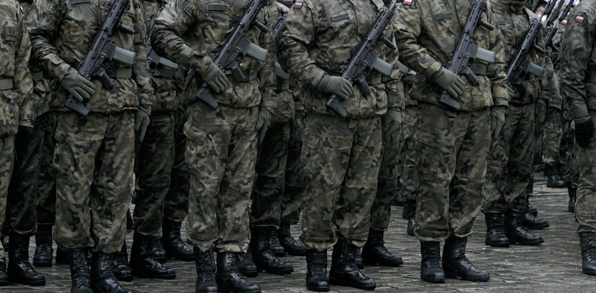 Skandal na szkoleniu żołnierzy! Po libacji w ośrodku pobili i zamknęli w bagażniku kaprala