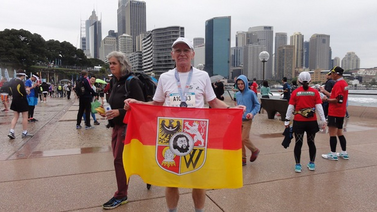 Profesor Jan Chmura z wrocławskiej Akademii Wychowania Fizycznego zdobył Koronę Maratonów Ziemi. W ciągu dwóch lat wystartował w biegach na wszystkich kontynentach. Zwieńczeniem był maraton w Sydney, w którym 68-letni sportowiec zajął 3. miejsce w swojej kategorii wiekowej.