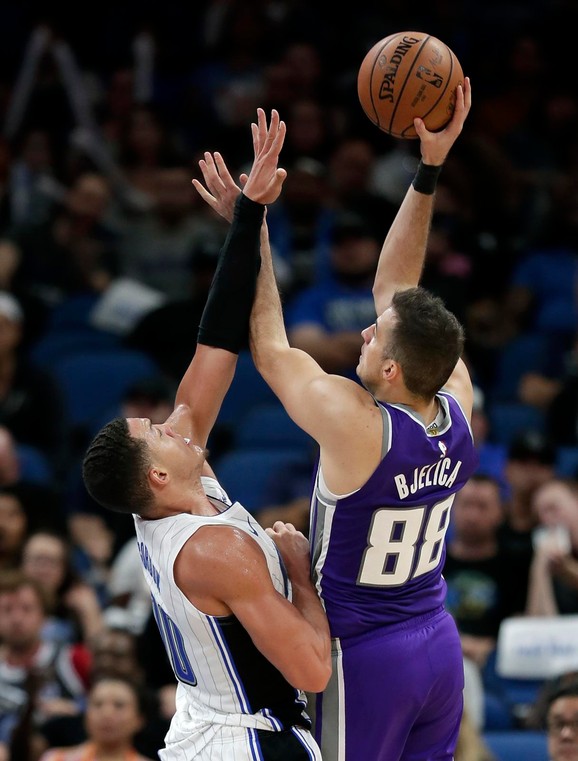 Nemanja Bjelica u duelu sa Aronom Gordonom u Orlandu