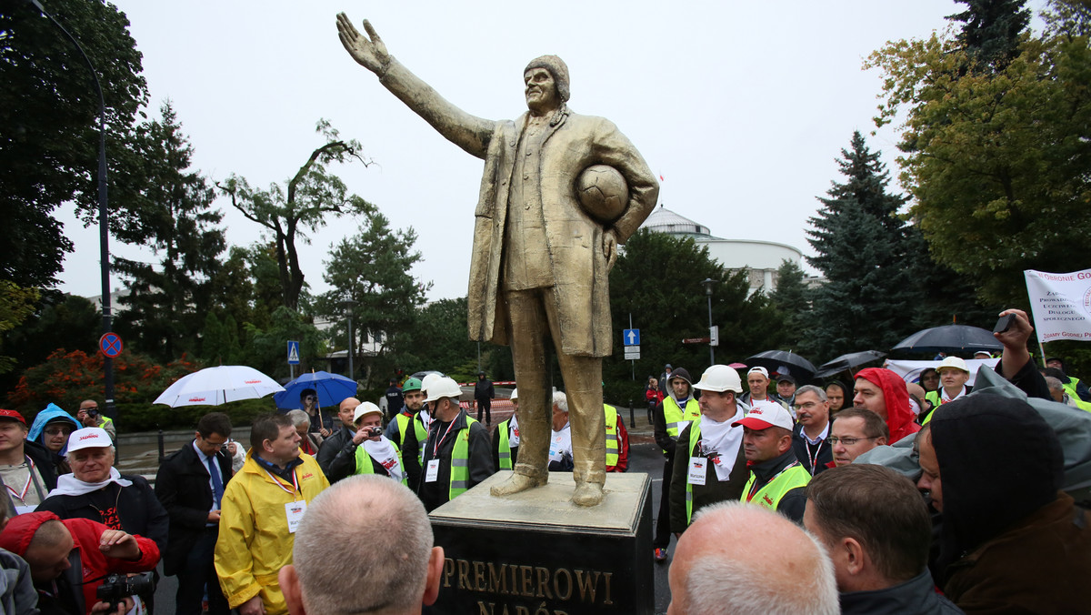 Liderzy związków zawodowych podczas happeningu przed Sejmem odsłonili pomnik premiera. Przedstawia on Donalda Tuska w peruwiańskiej czapce z piłką pod pachą. Umieszczono pod nim napis "premierowi naród".