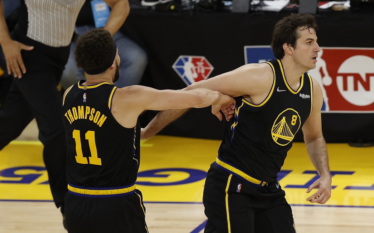 Radość koszykarzy Golden State Warriors (od lewej: Klay Thompson i Nemanja Bjelica)