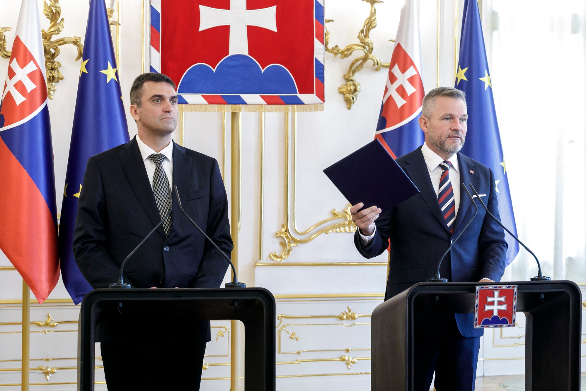 Prezident SR Peter Pellegrini (vpravo) a predseda Slovenskej akadémie vied Martin Venhart (vľavo). 