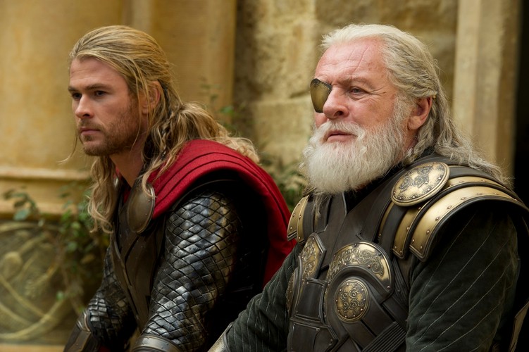 Chris Hemsworth i Anthony Hopkins w filmie 'Thor: Mroczny świat'