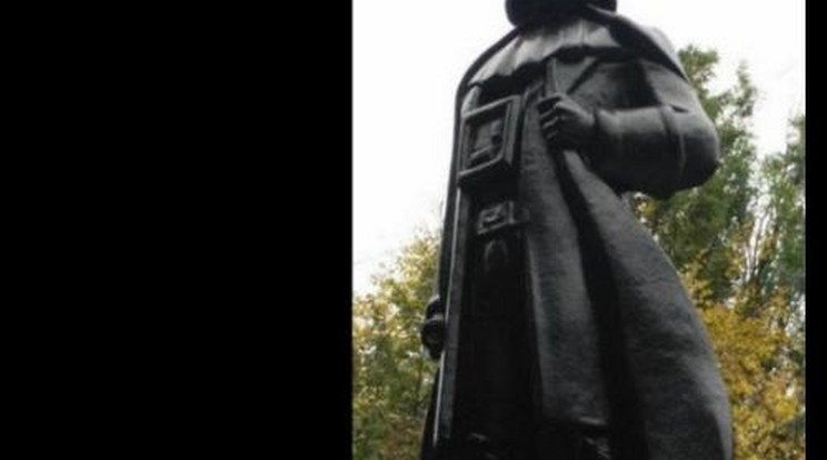 Star Wars őrület! Darth Vadert csináltak Lenin szobrából – videó!