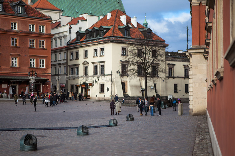 Plac Zamkowy w Warszawie. Przy ul. Świętojańskiej 2 znajduje się Kamienica Mansjonaria