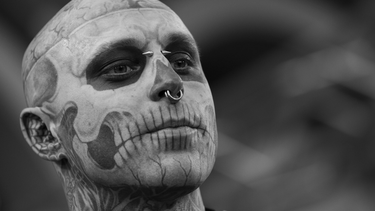 Rick Genest, model znany jako "Zombie Boy", popełnił samobójstwo. W mediach społecznościowych pożegnał go Igor Pilewicz, jego menedżer i prywatnie bliski kolega. "Pod swoją wytatuowaną skórą chowałeś wiele problemów, które pokazywałeś swoim wyglądem. Tatuowałeś się przez chorobę i ludzi. Uzewnętrzniłeś się całemu światu, w ten sposób walczyłeś ze sobą. Ze sobą, swoją chorobą i ludźmi. Niewielu znało Twoje problemy" - czytamy w osobistym wpisie.