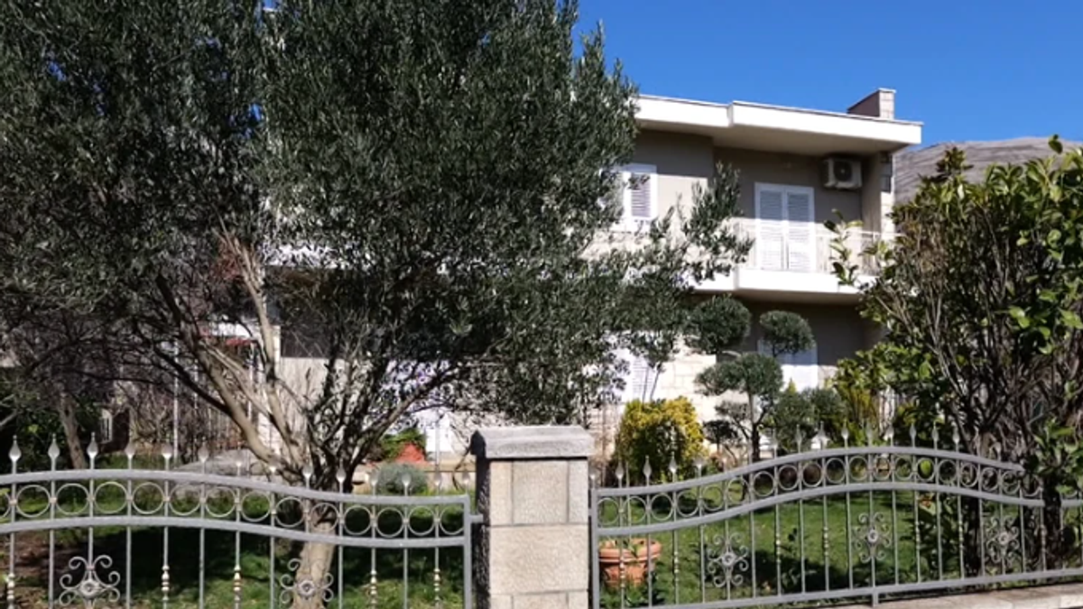 OVO JE BAJKOVITA KUĆA NAŠE POZNATE GLUMICE U 25. godini se udala za 10 godina starijeg biznismena i rodila mu dva sina: "U dvorištu kivi, grožđe, smokve, šljive i sve vrste cveća"