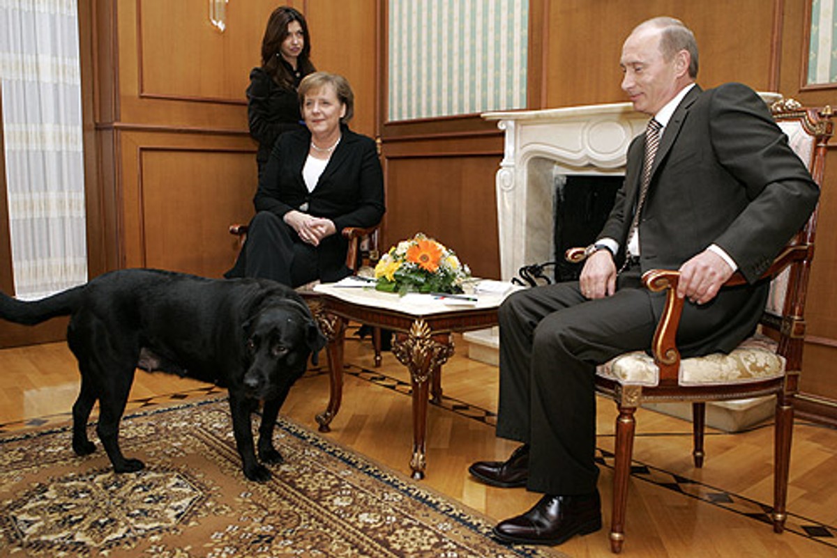 Spotkanie prezydenta Putina i kanclerz Angeli Merkel w 2007 r. Putin wykorzystał wtedy fakt, że kanclerz boi się psów. Źródło: Kremlin.ru