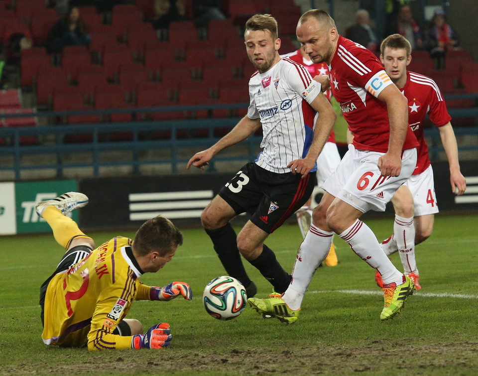 PIŁKA NOŻNA LIGA POLSKA WISŁA KRAKÓW GÓRNIK ZABRZE ( Szymon Skrzypczak Arkadiusz Głowacki Michał Buchalik)