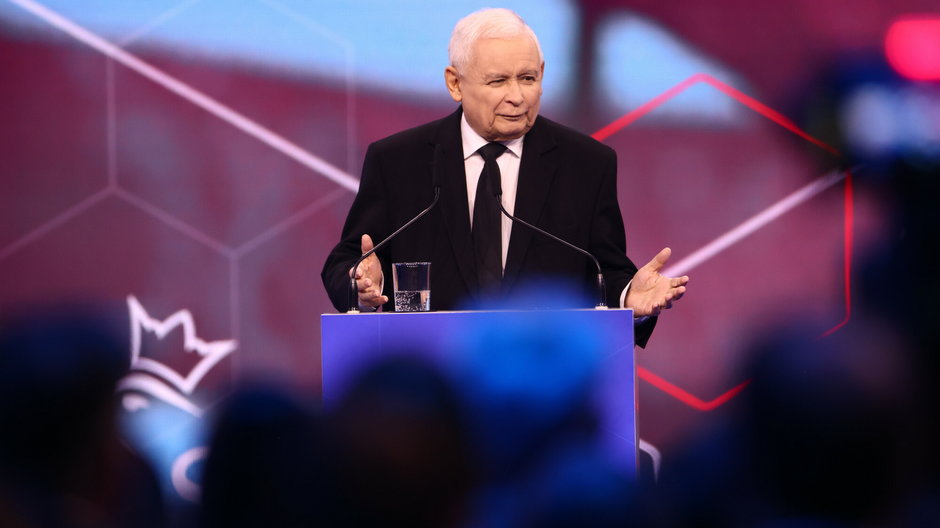 Prezes PiS Jarosław Kaczyński obiecuje wiele różnych rzeczy w czasie konwencji programowej swojej partii