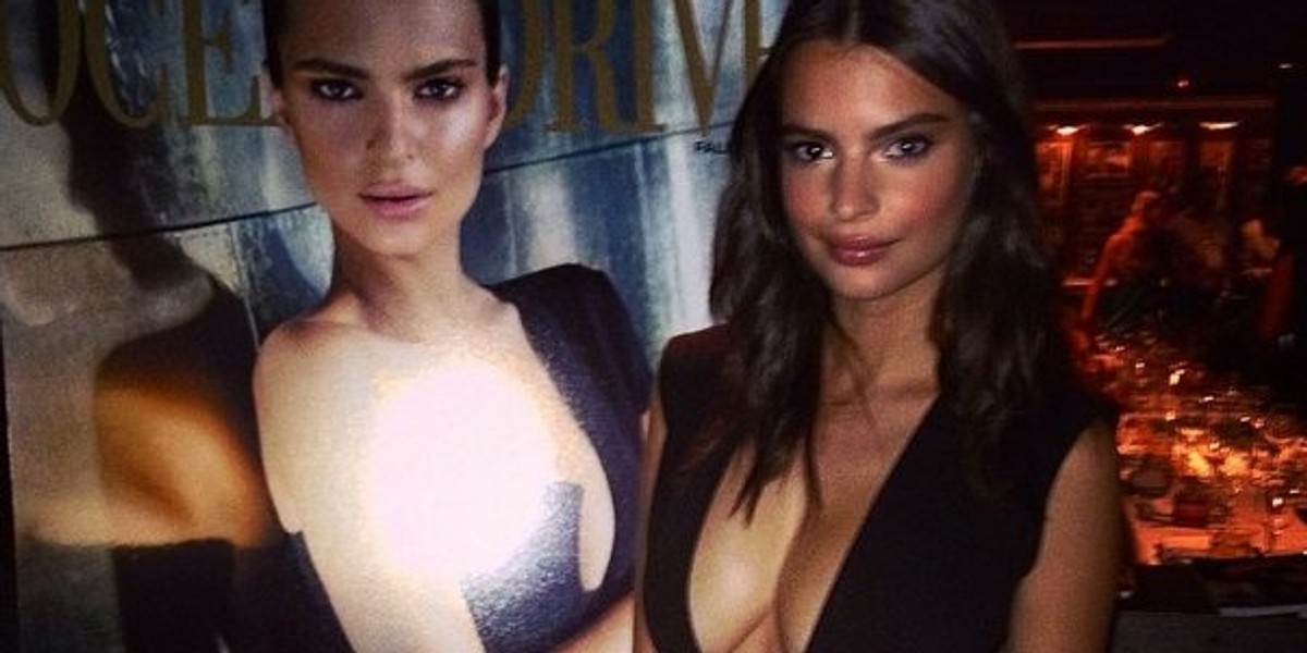 Emily Ratajkowski eksponuje dekolt 