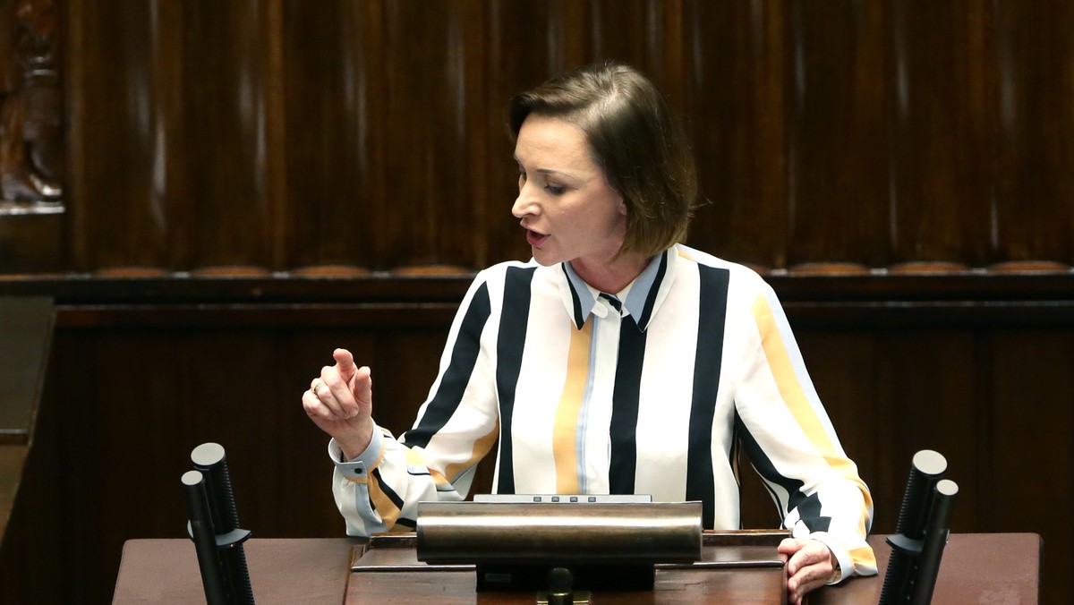 Posłanka Joanna Augustynowska uznała za "nieuzasadnioną i absurdalną" decyzję o zawieszeniu jej w prawach członka sejmowego klubu Nowoczesnej, dlatego - jak podkreśliła w oświadczeniu - jej dalsza współpraca w Klubie Nowoczesnej jest niemożliwa.