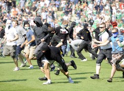 Chuligani przerwali derby. W Wiedniu prawie jak w Bydgoszczy. Zobacz wideo