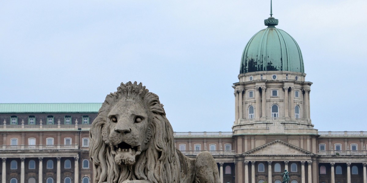 W tle Węgierska Galeria Narodowa w Budapeszcie.