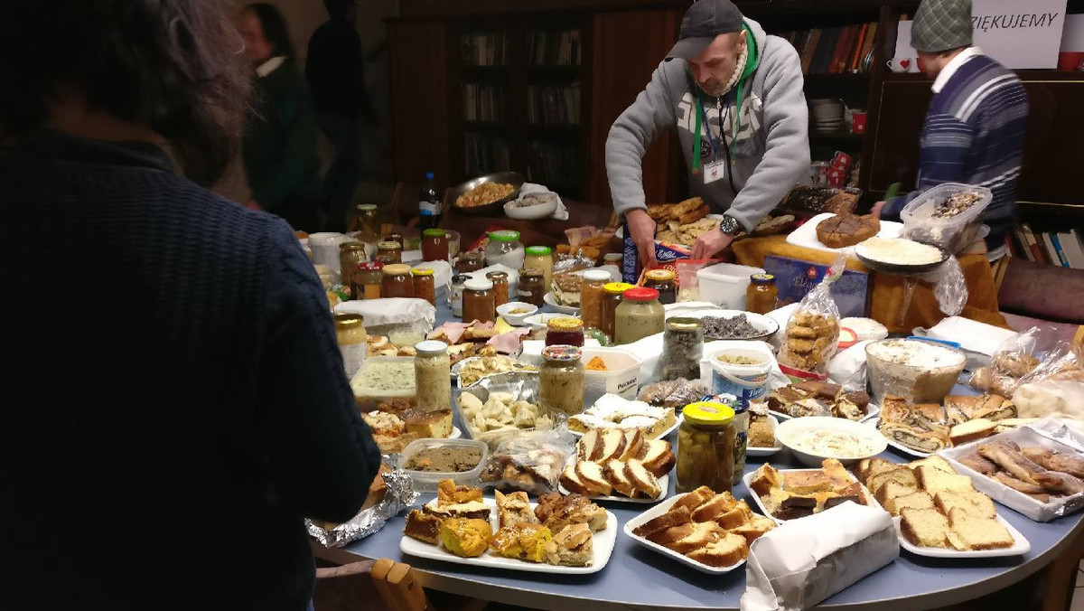 Już w drugi dzień Świąt ponownie odbędzie się akcja Podziel się Posiłkiem z Bezdomnymi. W całej Polsce wolontariusze przyjadą pod wskazany adres, odbiorą posiłki, które zostały nam po Świętach i zawiozą do lokalnych jadłodajni dla ubogich i bezdomnych osób.