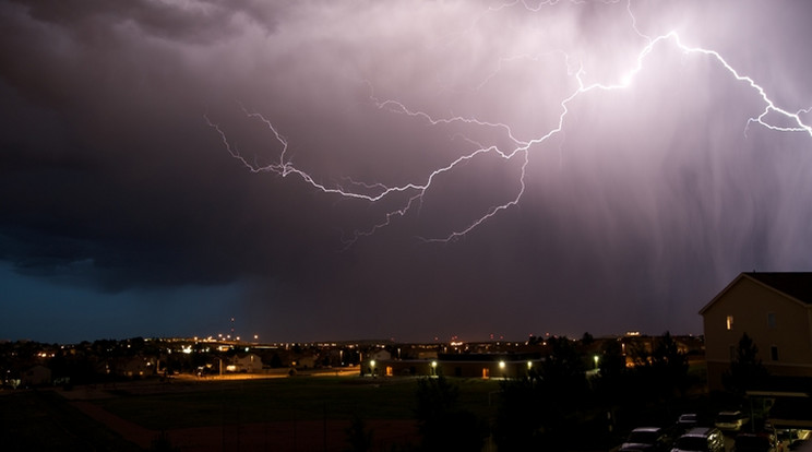 Viharos széllel, villámlással érkezik a vihar /Fotó: Northfoto