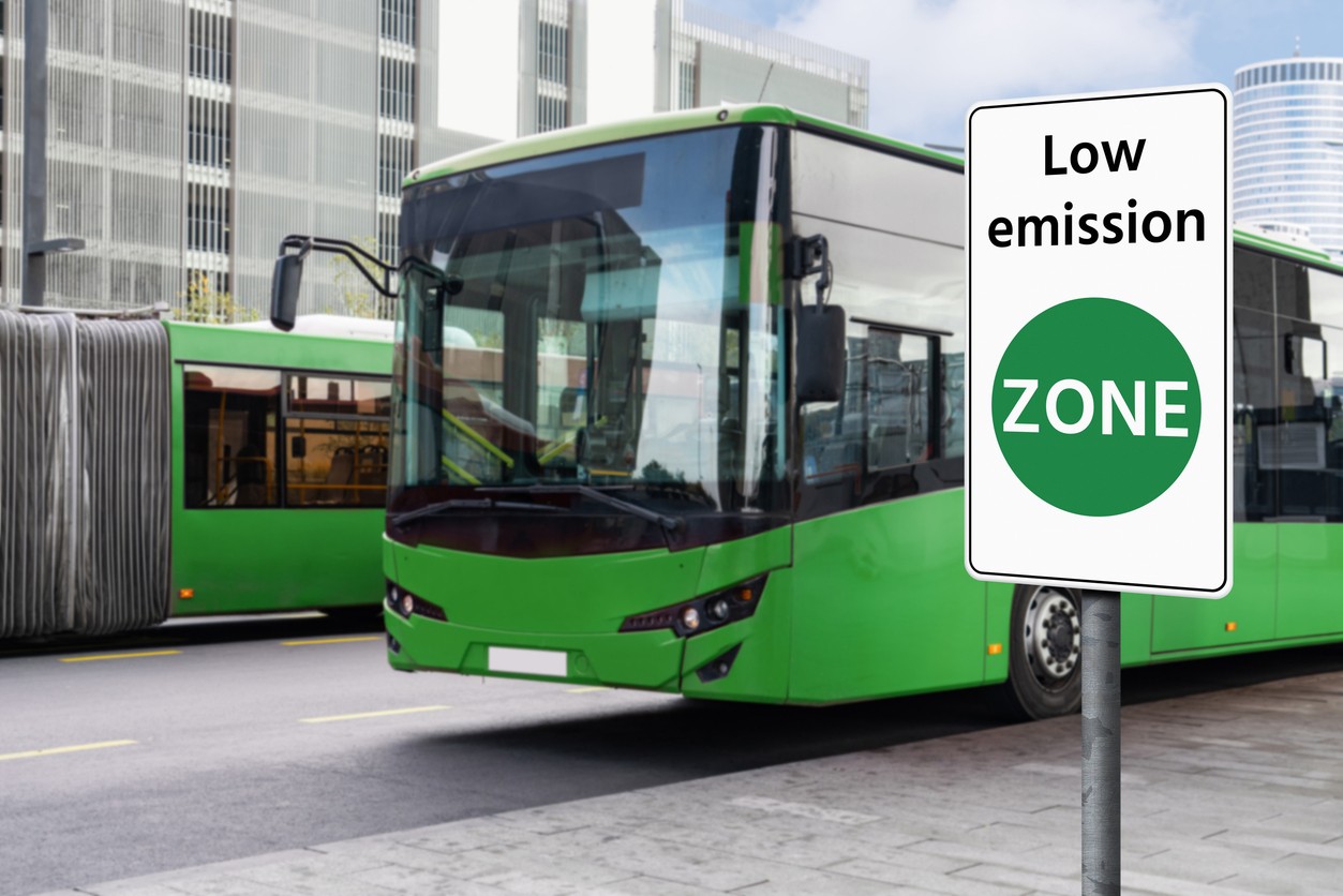 Dopravná značka upozorňujúca na emisnú zónu v európskom meste – vstup len pre vozidlá s nízkymi emisiami. 