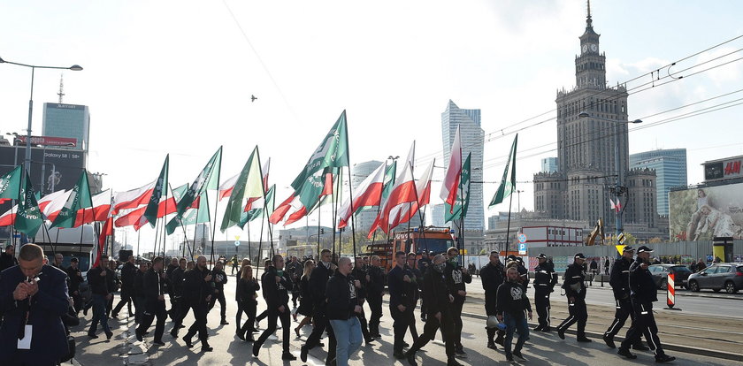 Kilkaset osób na marszu ONR w Warszawie. Interweniowała policja