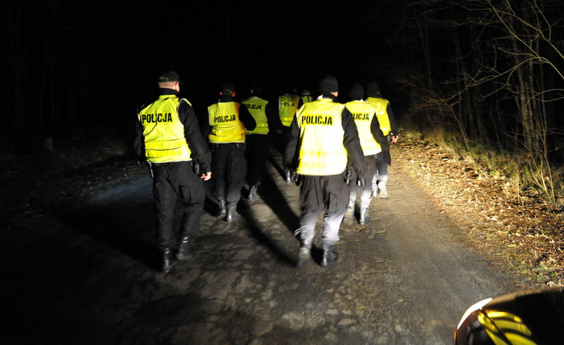 Policyjna obława na porywaczy, w lesie między Czermnicą a Trzechelem