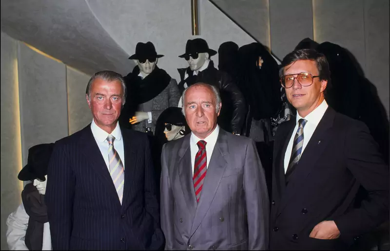 Roberto Gucci, Georgio Gucci i Maurizio Gucci na otwarciu nowego salonu Gucci w Paryżu. Rok 1983. Fot.  Laurent MAOUS/Gamma-Rapho via Getty Images