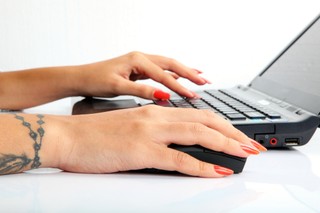 NIK: W zapobieganiu cyberprzemocy konieczna współpraca MEN z policją