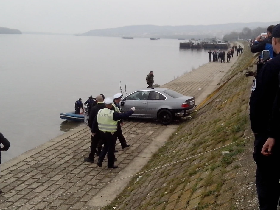 Auto je izvučen iz reke