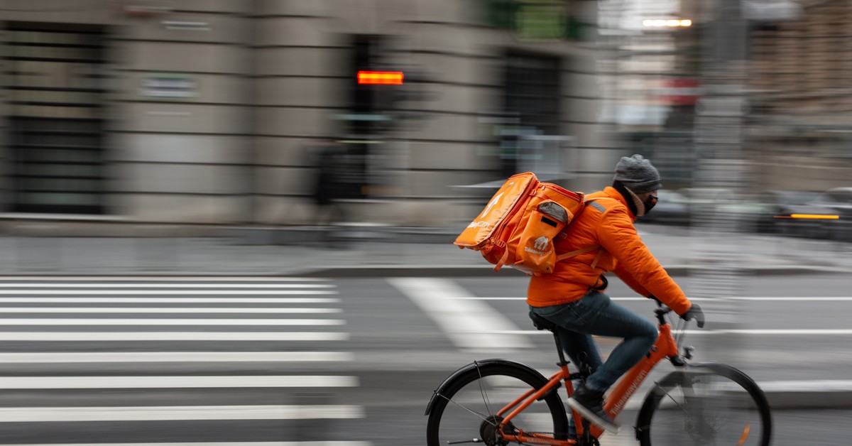 Praca przez aplikację – pracownik czy samozatrudniony? UE porządkuje zasady pracy platformowej