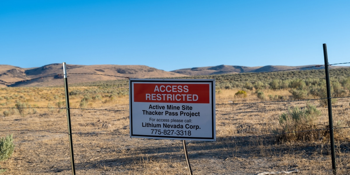 Znak ostrzegawczy na ogrodzeniu ograniczającym dostęp do kopalni litu Thacker Pass Project firmy Lithium Nevada Corp. na pustyni Nevada. King's River Valley, Nevada USA 2 września 2022. 