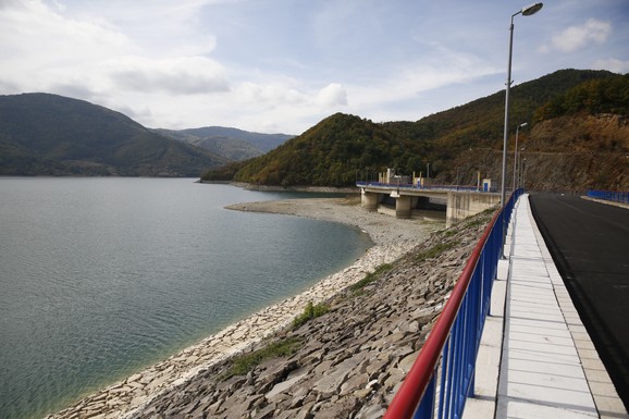 Po nalogu preduzeća "Ibar-Lepenac" na Gazivodama počelo rušenje motela "Jezero"
