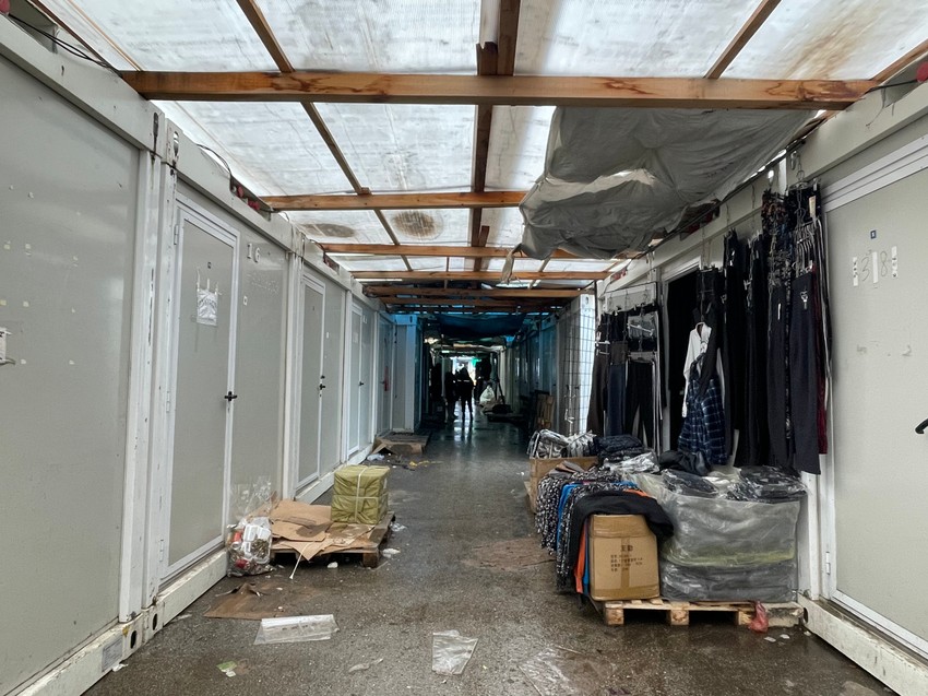 Kontejneri ispred kojeg sada prodaju robu 