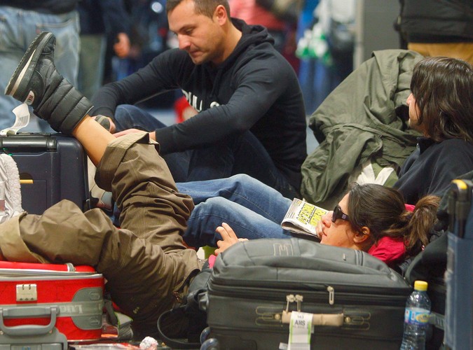 Pasażerowie czekają na informację na lotnisku w Walencji