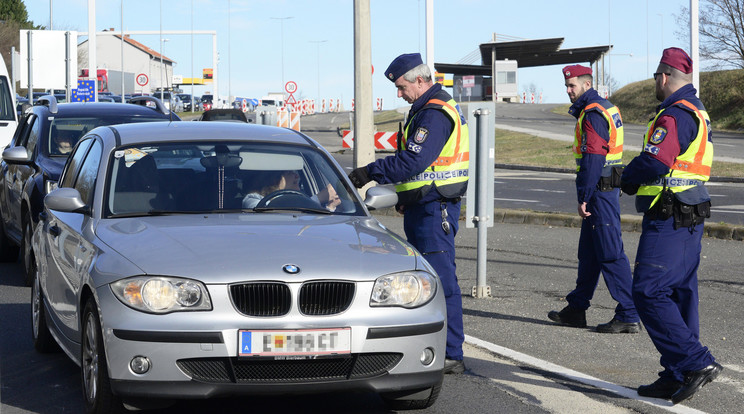 Határellenőrzés csütörtökön a soproni határátkelőnél: a Magyarországra beutazókat ellenőrzik a koronavírus-járvány terjedésének veszélye miatt / Fotó: .MTI/Filep István