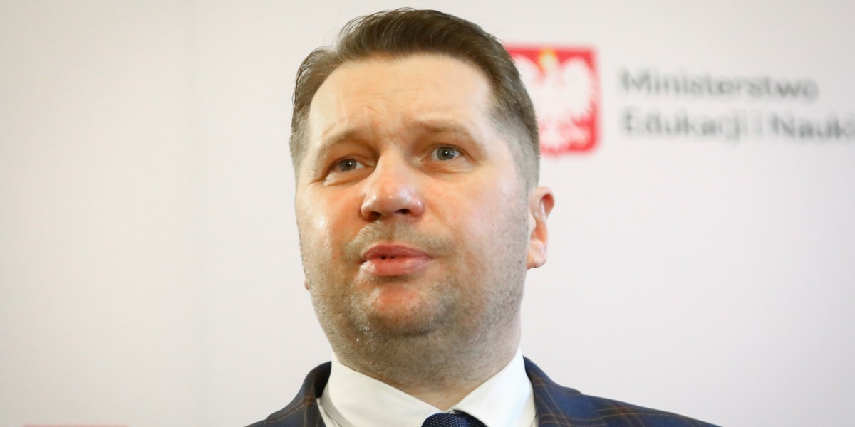 Minister edukacji Przemysław Czarnek podkreśla, że działania jego resortu są podyktowane nie pandemią, a kryzysem migracyjnym