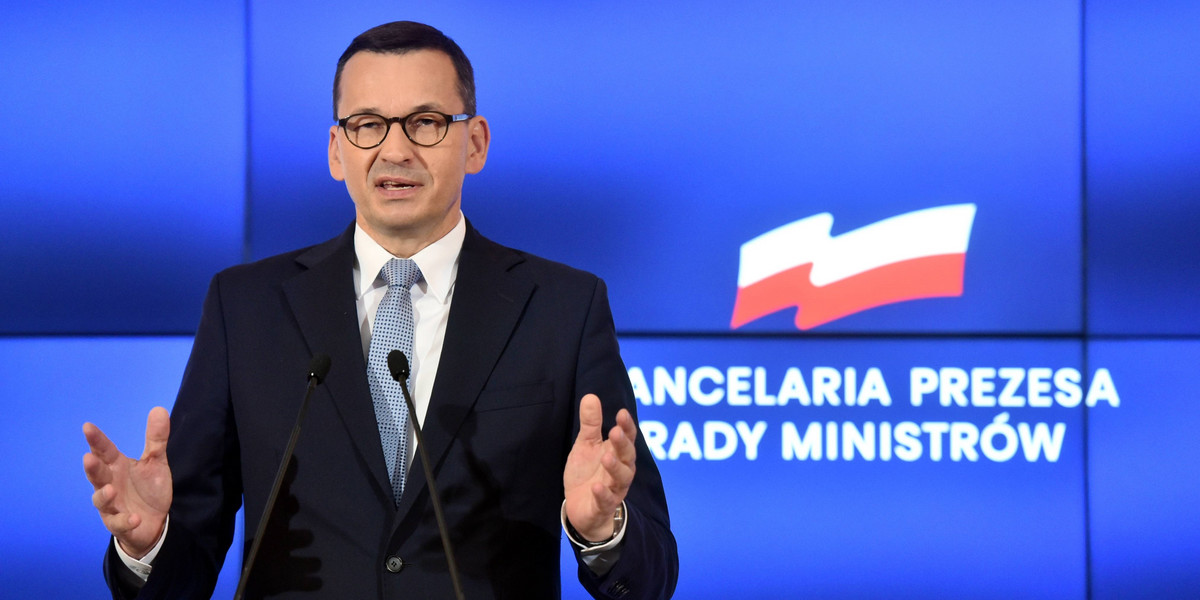 Nawet 5 tys. zł miesięcznie od premiera. Mateusz Morawiecki przyznał w zeszłym roku  pięć razy więcej rent specjalnych niż w 2020 r.