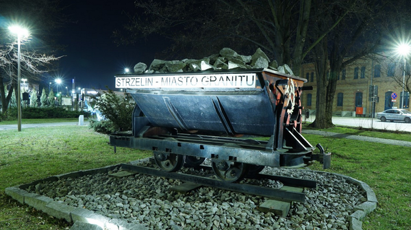Oryginalną atrakcją jest park skalny nawiązujący do kamiennego dziedzictwa miasta.