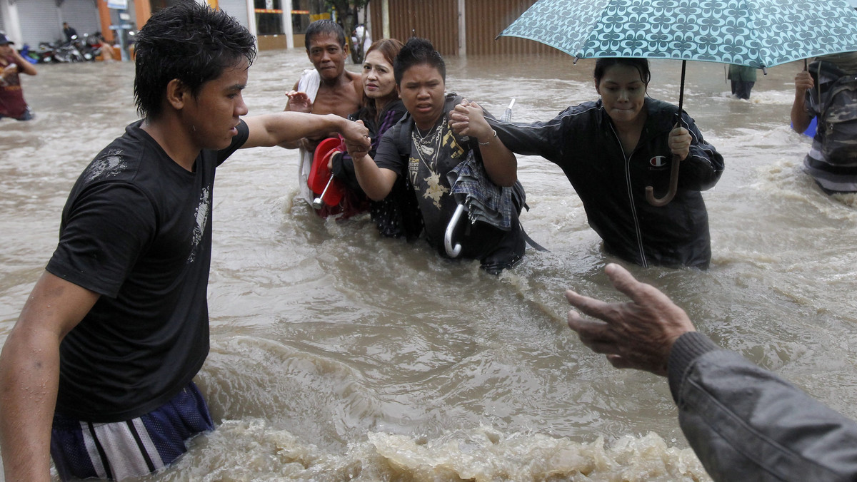 Długotrwałe gwałtowne ulewy monsunowe praktycznie sparaliżowały stolicę Filipin - Manilę. Dziś większość ulic tej metropolii stała nieprzejezdna. W górskich rejonach kraju ludność udaje się do prowizorycznych schronisk.