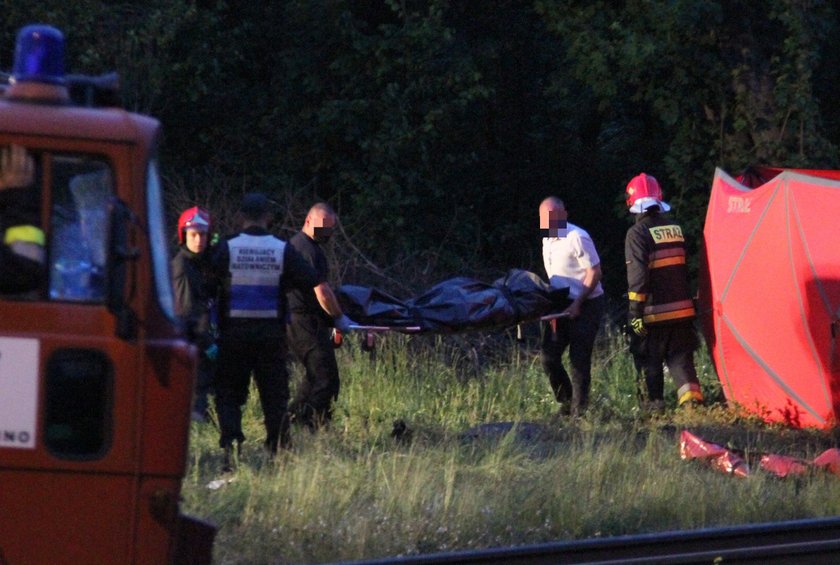 Tragedia na przejeździe w Dunowie. Nie żyje dwóch mężczyzn