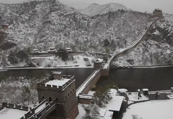 Wielki Mur pokryty śniegiem. Zobacz niesamowite zdjęcia z Chin