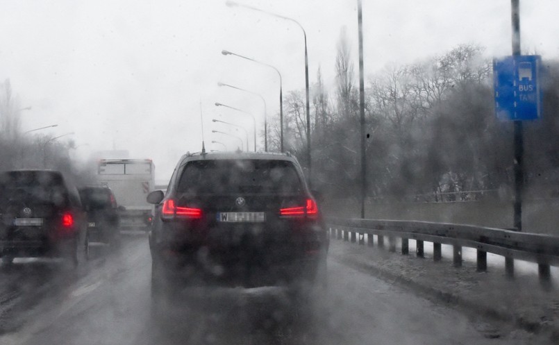 Kolumna rządowych aut na pasie dla autobusów